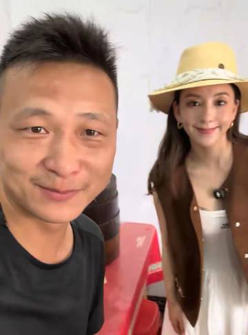 方媛回老家跟幼儿园发小一起直播吃肉渣饭离开美颜不年轻但接地气