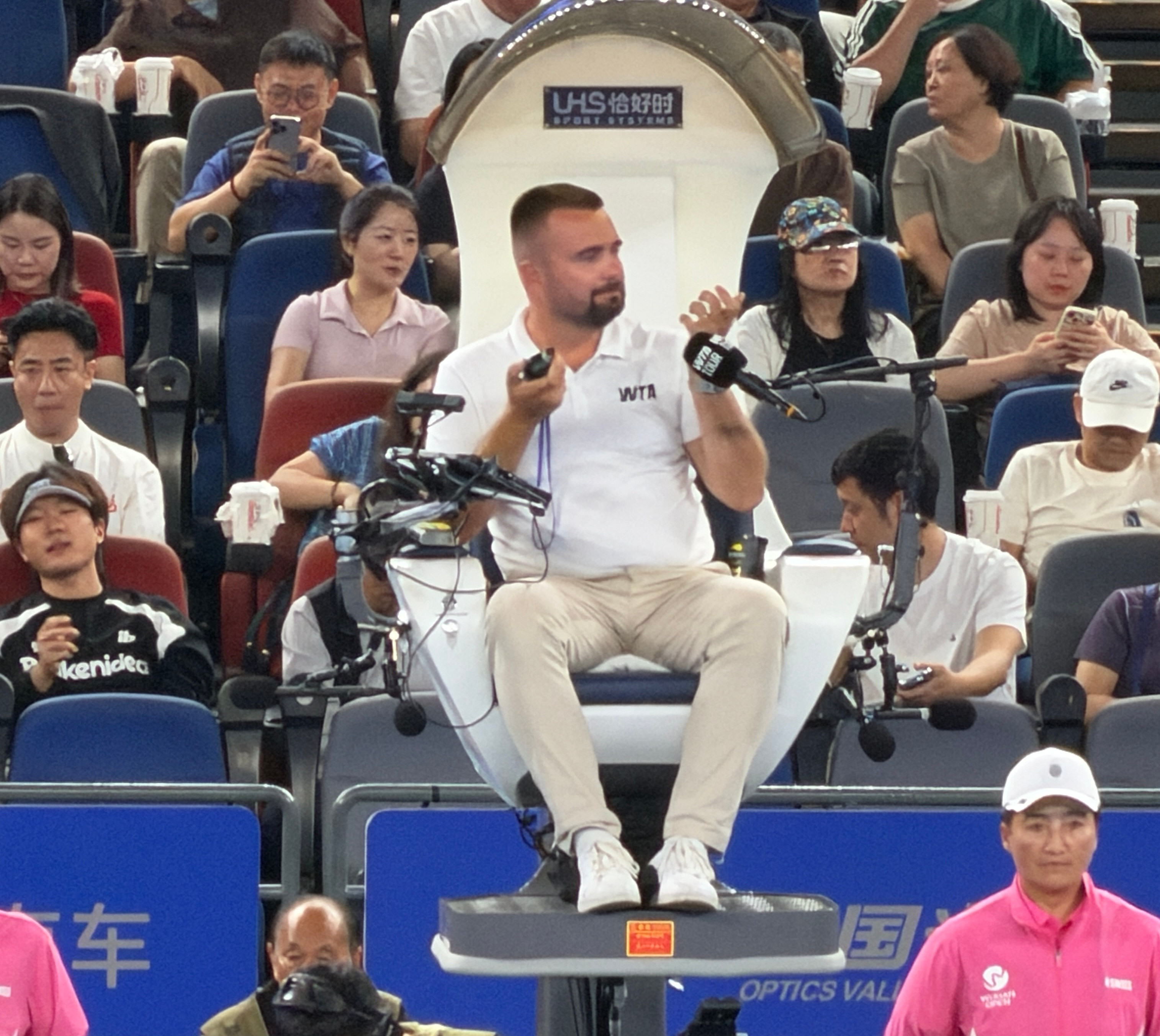 王曦雨王欣瑜武网首轮相遇王左首盘6-2王右。这场怎么选了个外国主裁，也是难为人