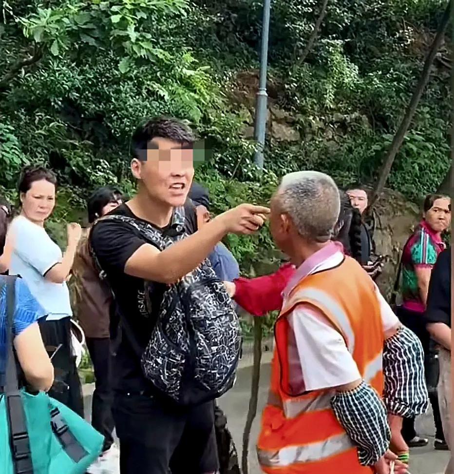 一觉醒人，全贵阳人懵圈了。搜相关视频画面看:一位胸背双肩花包，腿着露洞黑裤的黑