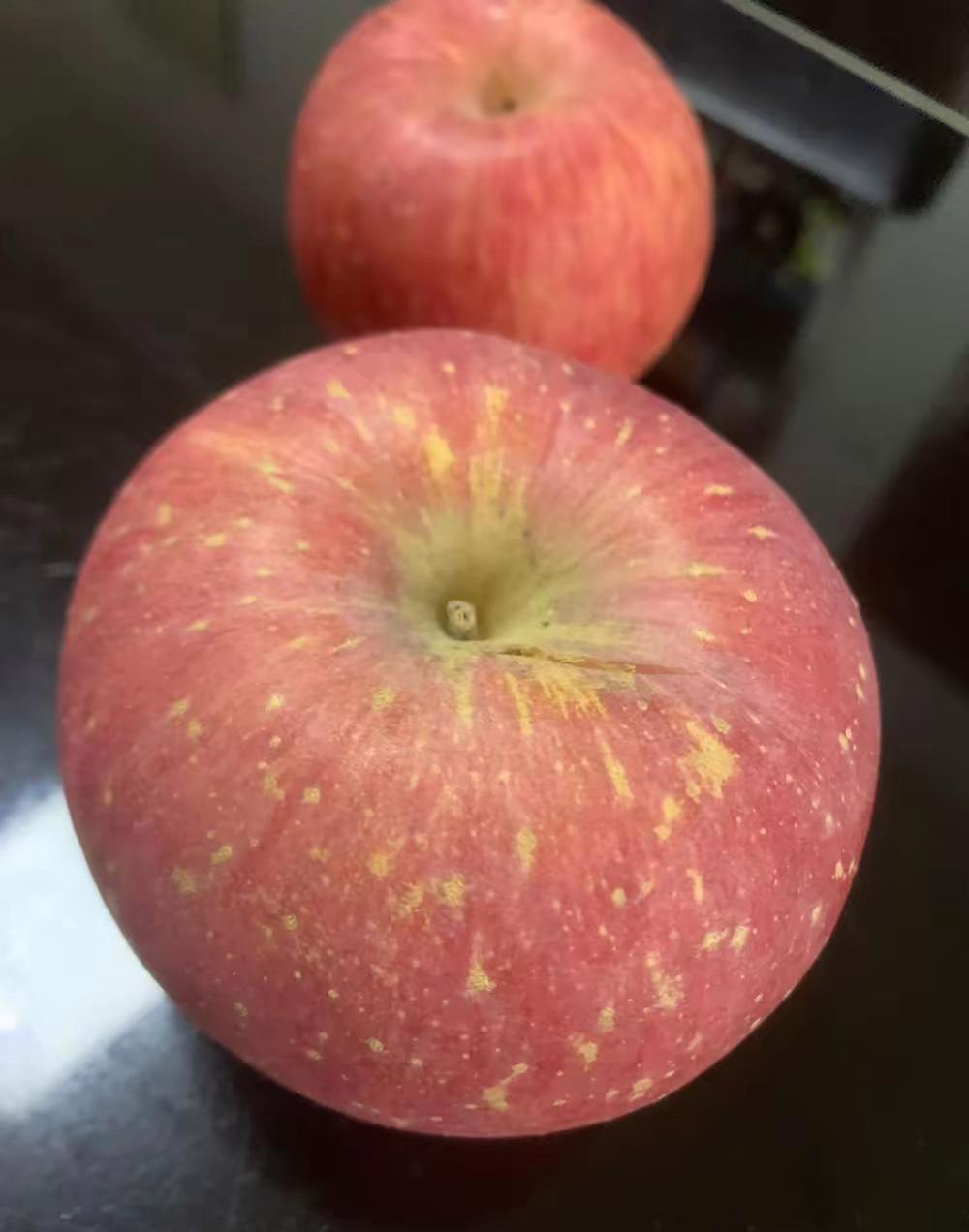 之前买了一袋苹果，打算给家里小孩食补。后来有事在外住了一个多月，到家才记起冰箱里