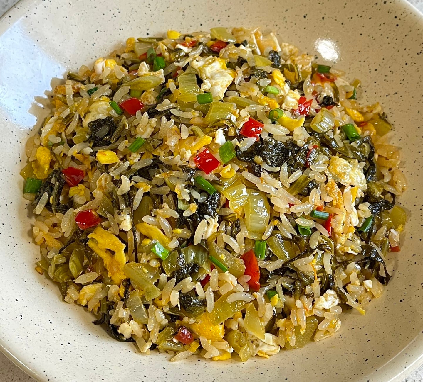 深夜放毒。把昨天剩的酸菜鸡蛋炒饭倒进越南pho粉里面煮热，结果意外发现了绝世美味