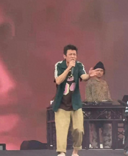 45岁陈冠希音乐节现身白发皱纹动作僵硬引热议