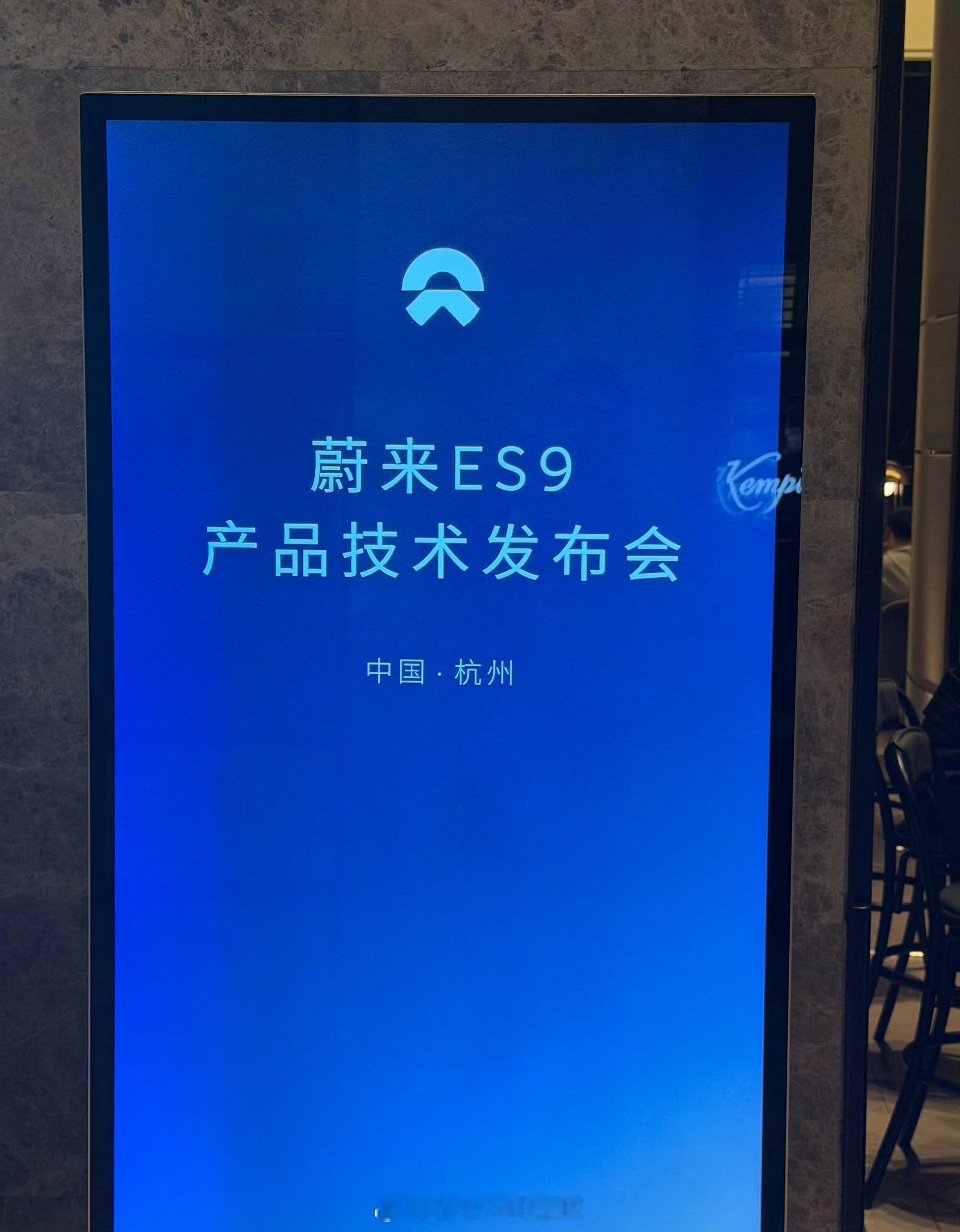 兄弟们！刚刷到一个大概率是蔚来李斌和用户的聊天截图，直接笑不活了😂李斌：还能给