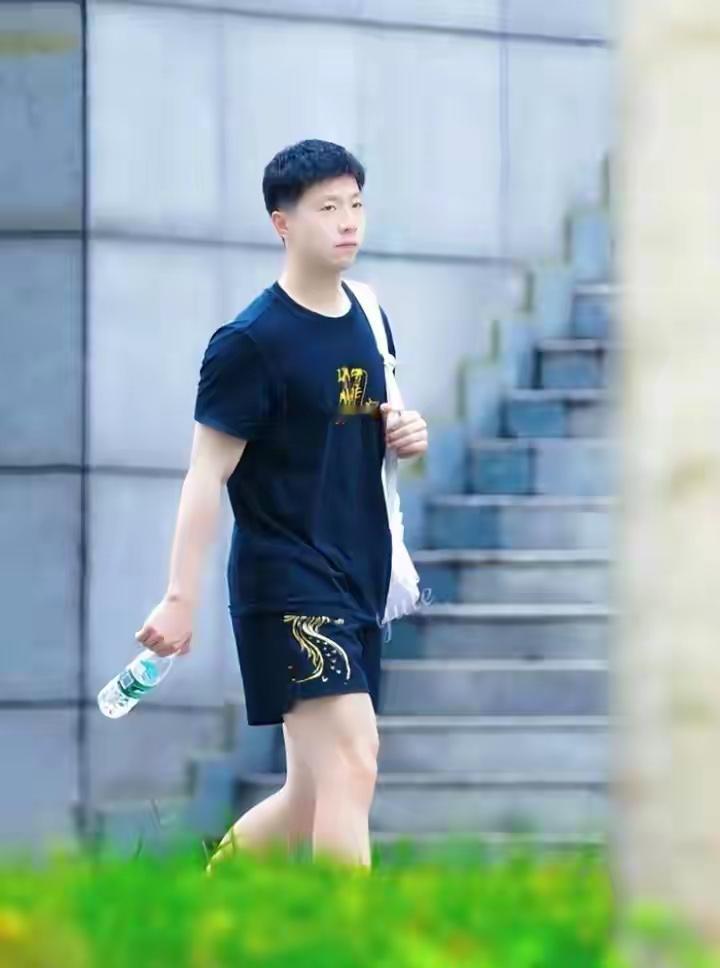 龙队已到成都：这就是传说中“召必回”！草新社已经拍到照片，马龙已经回到成都，据