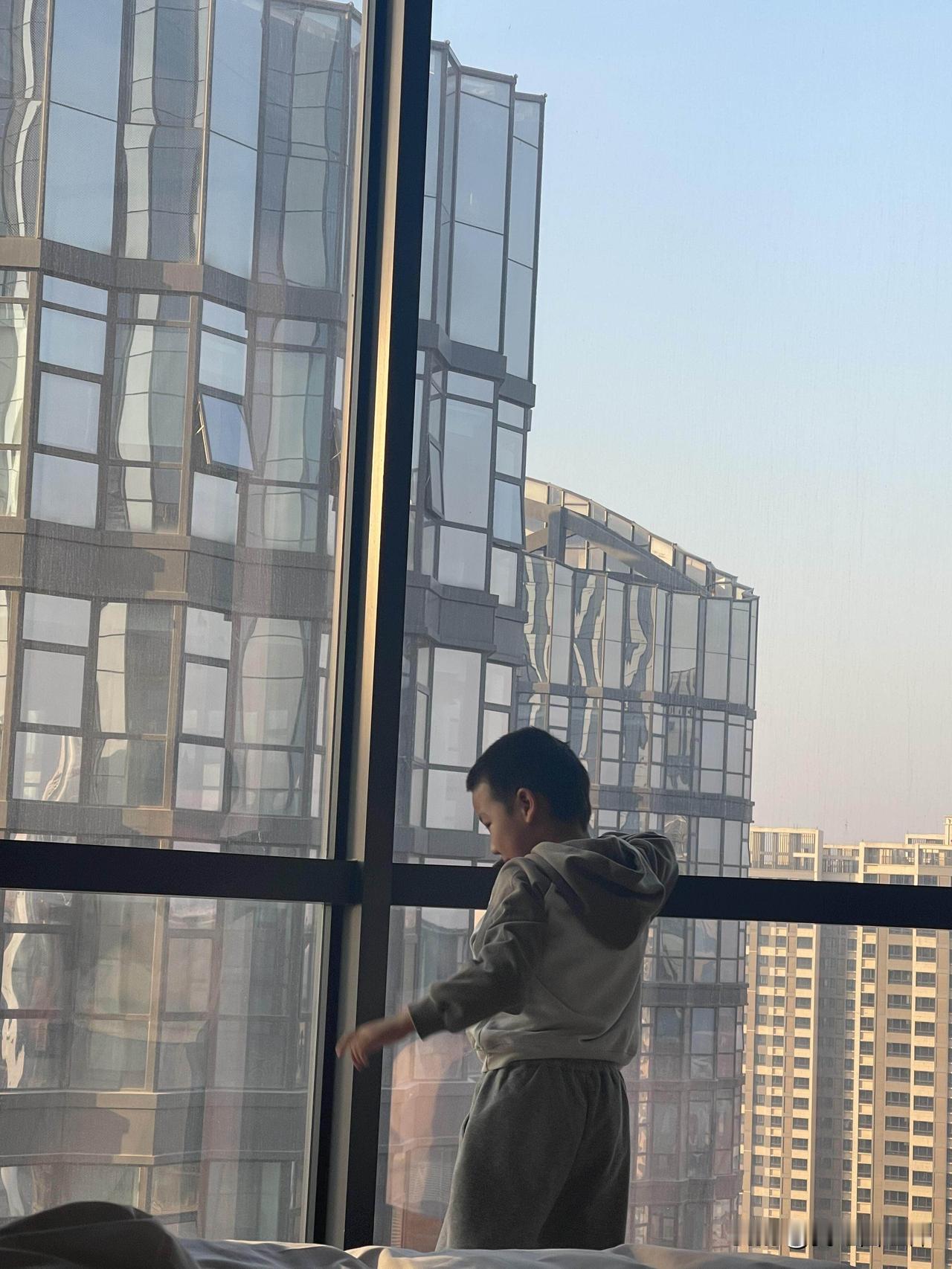 我知道我的孩子以后会生活得很辛苦我崽崽六岁了，陪孩子长大这些年，我常常在深夜看