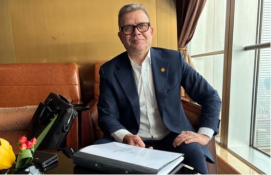 据芬兰媒体IS报道，芬兰总理奥尔波在访华的当晚，在北京接受采访，他透露：“我很早