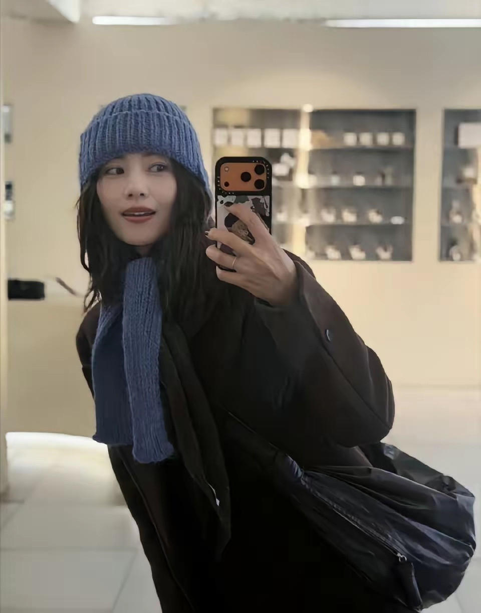 高圆圆都用上最新款的iPhone17ProMax了，还戴了手机壳呢。我特好奇