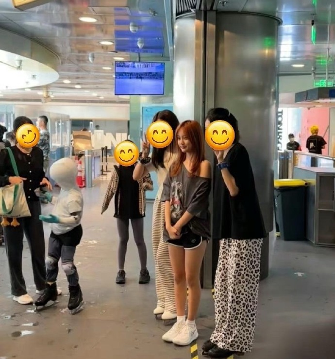 贾乃亮13岁女儿甜馨在北京逛街被偶遇，穿着短裤和露肩上衣，染了一头黄毛，打扮的很