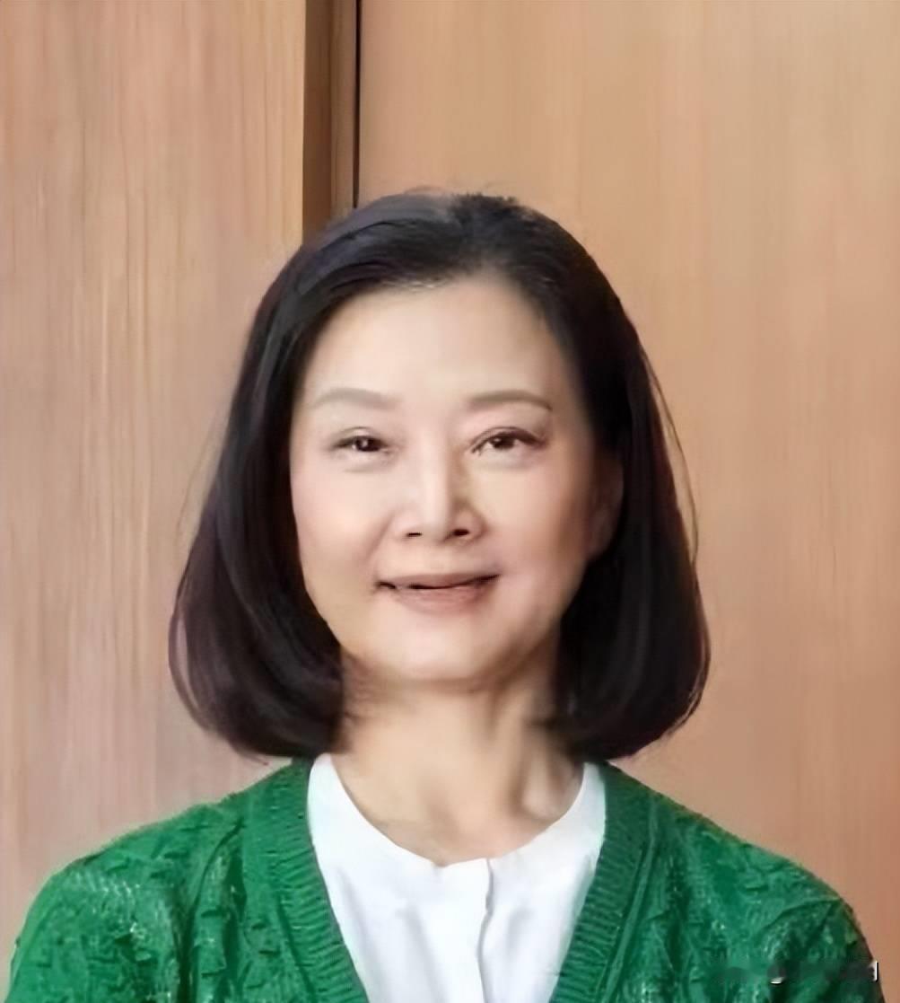 这是宋祖英，你敢信吗？近日，59岁的宋祖英纯素颜现身，只要她穿一件绿色针织衫和棕