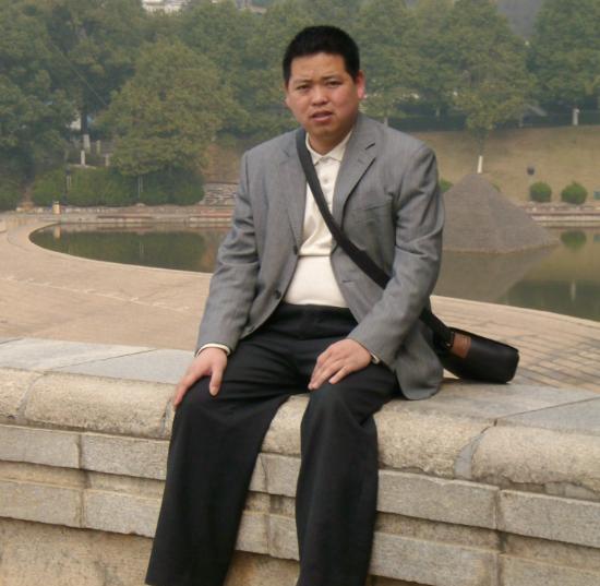 湖南邵阳，刘秋香的丈夫肖某本应在监狱服刑三年，还剩一年刑期时却猝死了。3月8日，