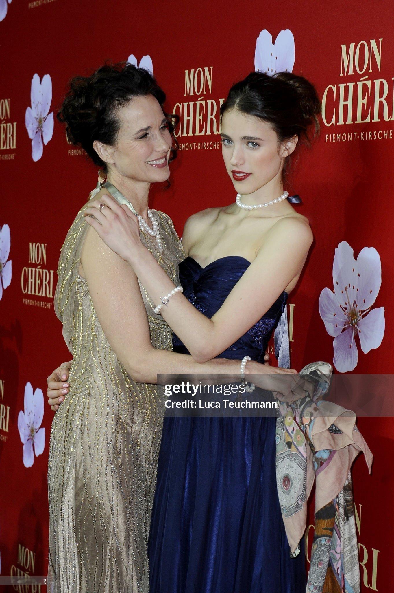 早期MargaretQualley和妈妈AndieMacDowell