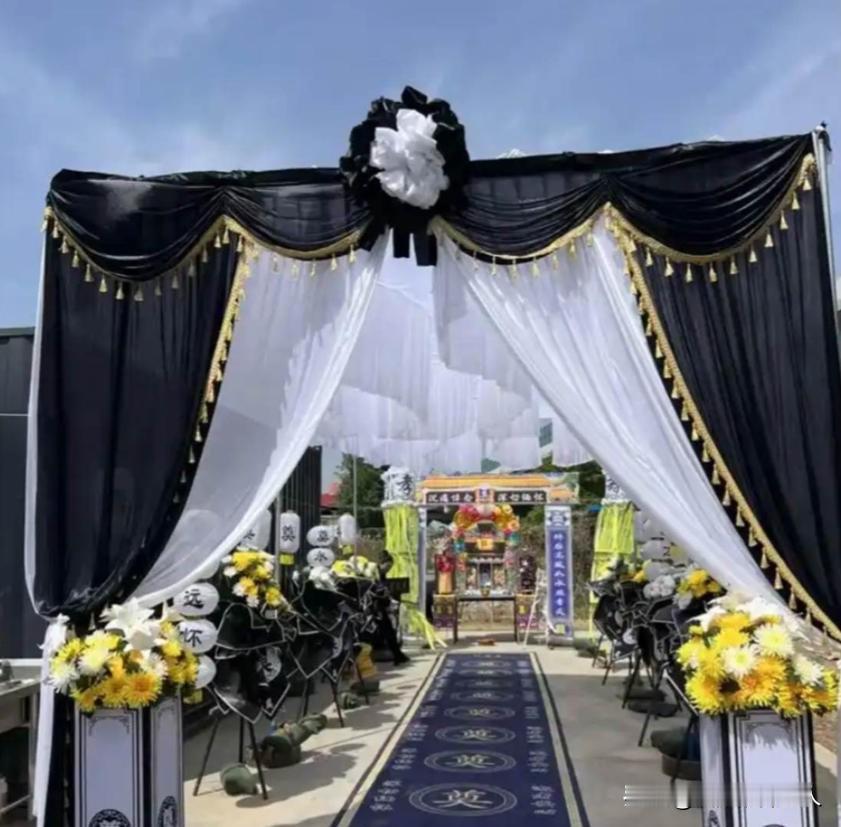 只要参加过白事，你就会明白，遗体还躺着，还没火化，除了至亲，其他人，哪怕是亲侄子