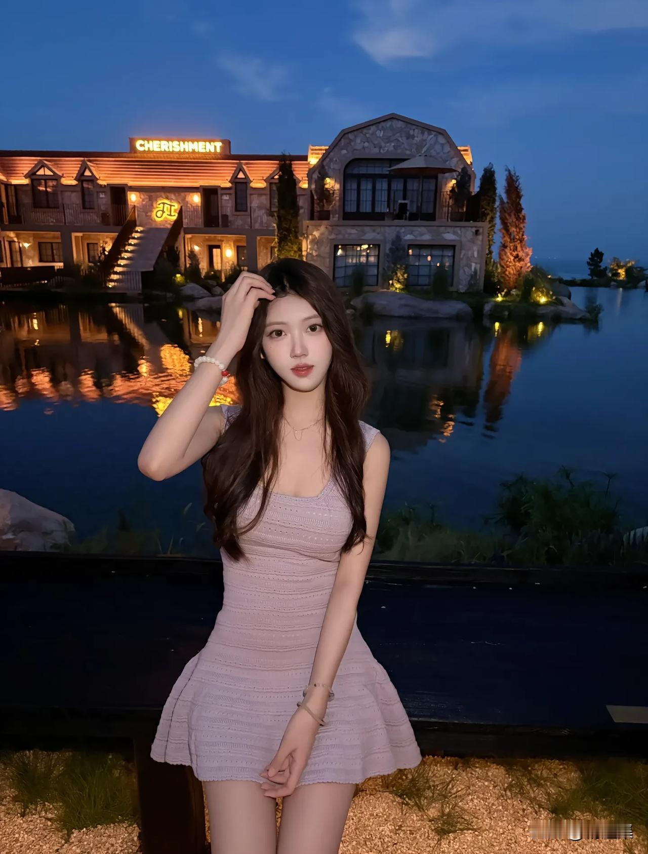 夏日晚风，漫步在湖畔的浪漫时光