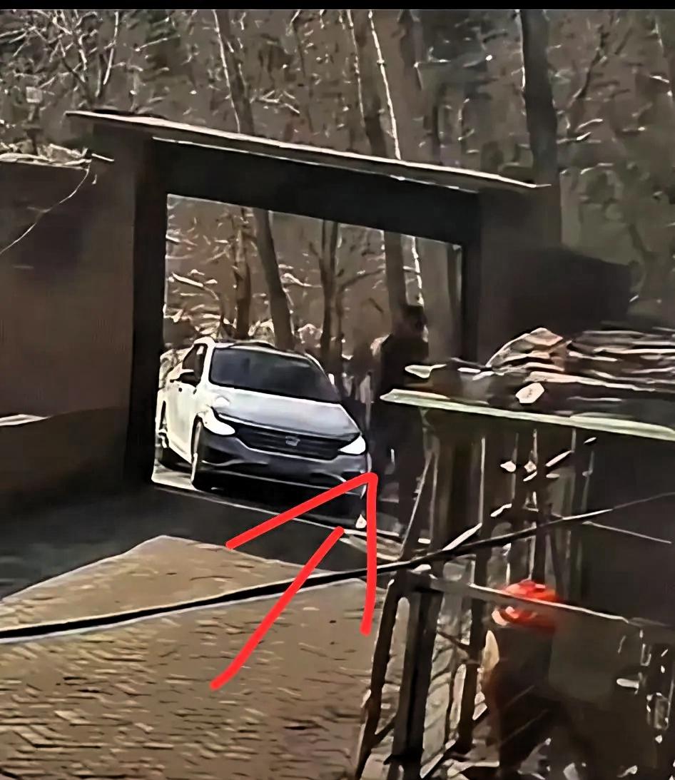 泪崩，辽宁男子远在天津打工，家中父母早已过世，明知家里没人，但是他仍然倔强的驱车