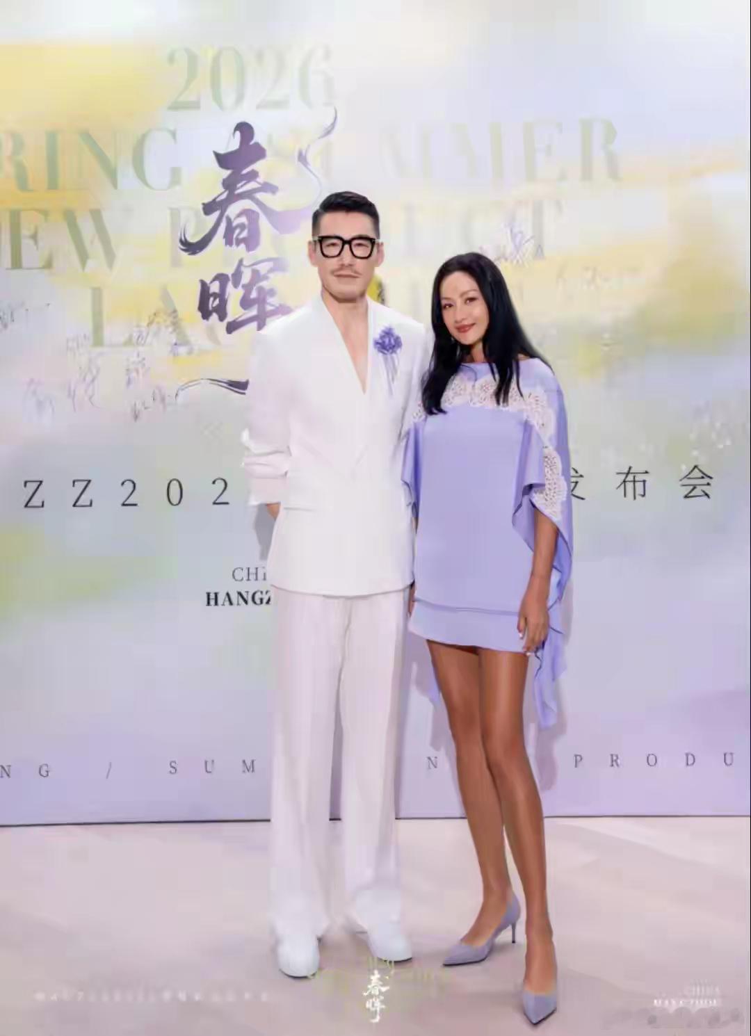 54岁瞿颖回国看秀，和胡兵同框走秀发丝都好美男方眼神根本挪不开！！​​​