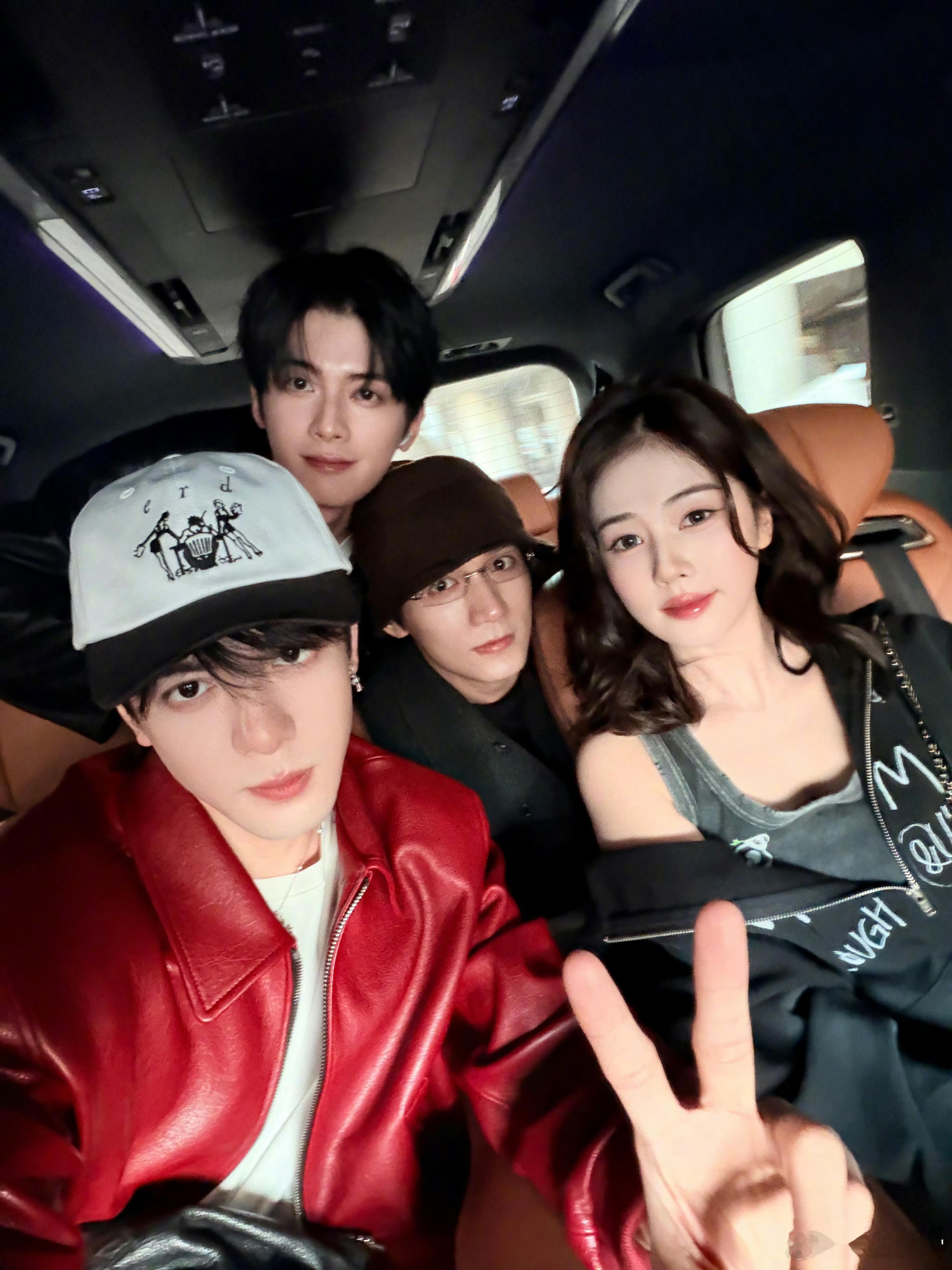 白鹿晒了idle演唱会后台合照白鹿去看idle演唱会