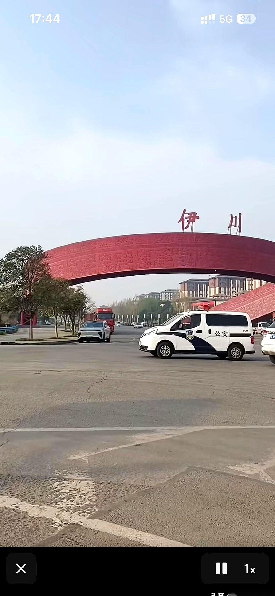 一脚油门刚到洛龙和伊川交界，前面黑压压的车队，突然齐刷刷地开始掉头。我跟着踩了