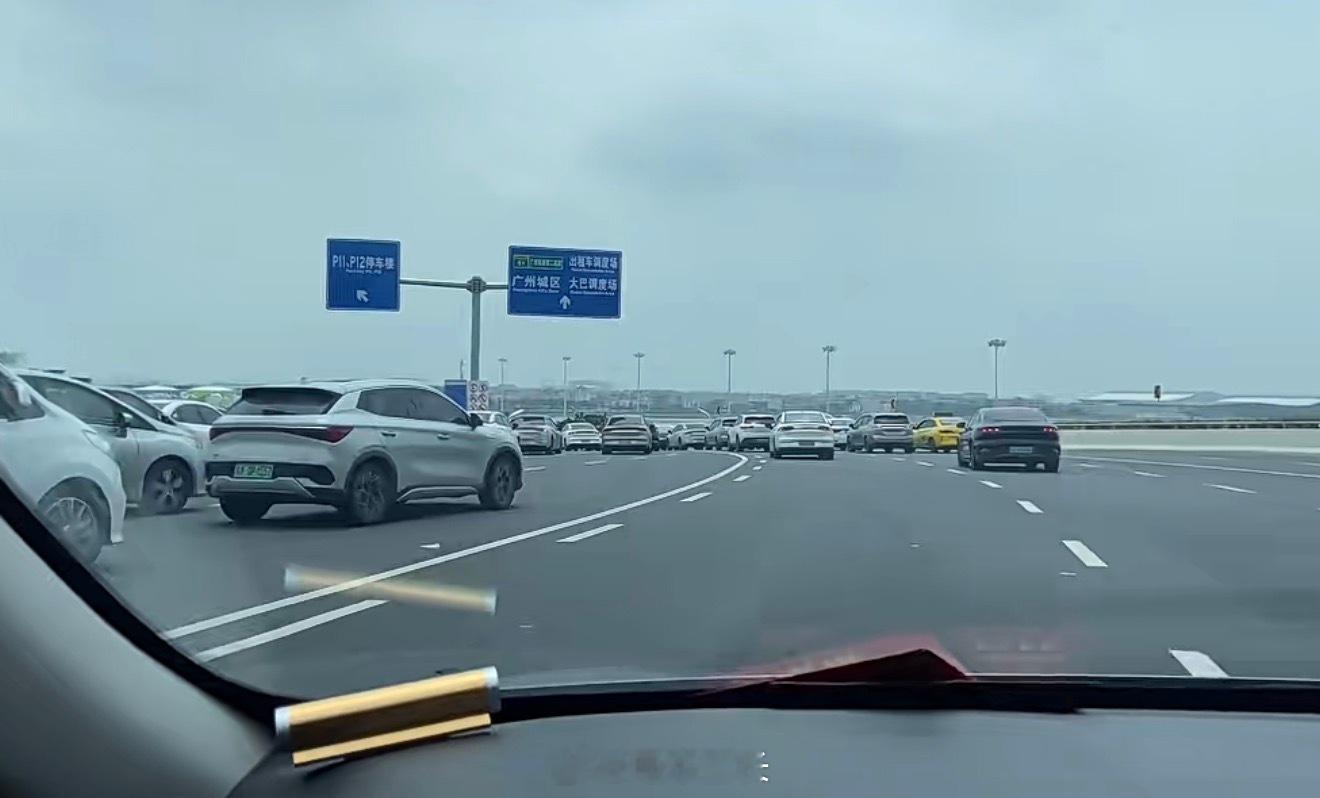 设计广州白云机场T3外部交通的，绝对是天才昨天T1航站楼正式停运，全部搬到T3大