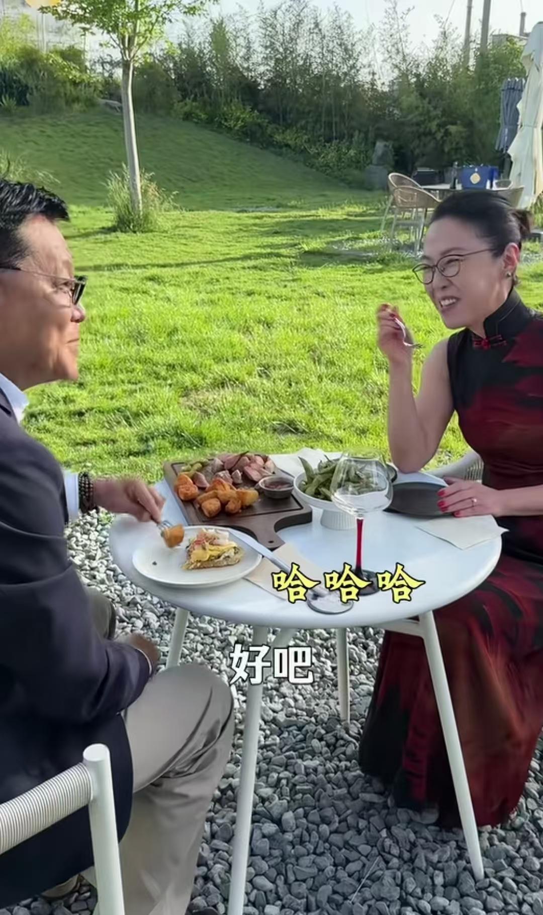 李国庆现在疼媳妇到了什么地步？堂堂的公司董事长甘愿给媳妇张丹红洗袜子。张丹红说:
