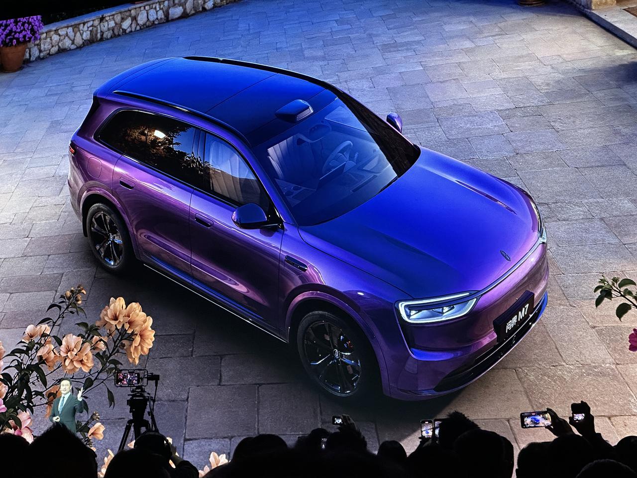 华为发布会刚结束，何刚甩了组数据，看着就稳。鸿蒙智行现有销售门店1835个，服