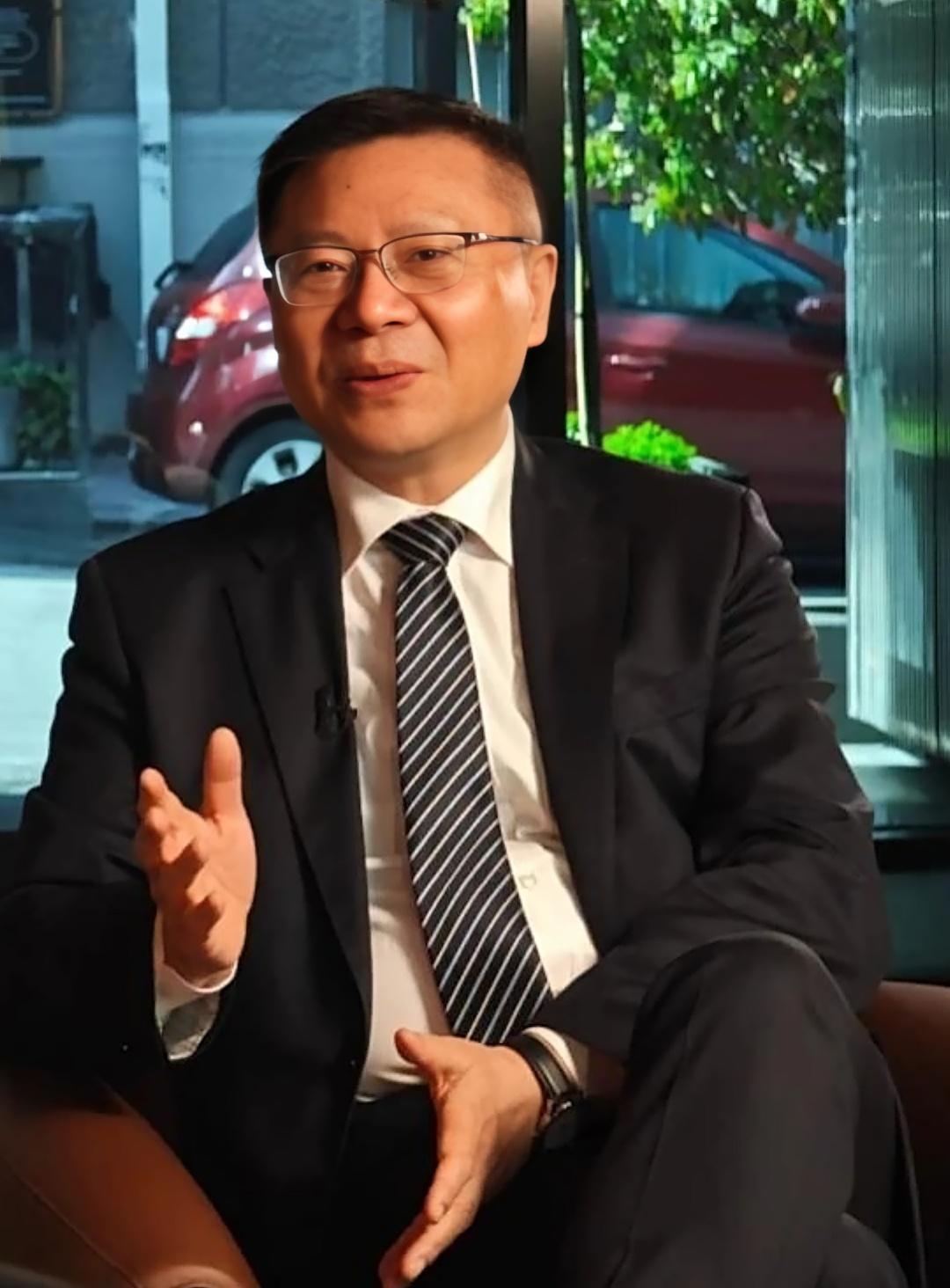 张维为教授在2025年取得了哪些成就？第一项是在2025年10月，张教授成为西