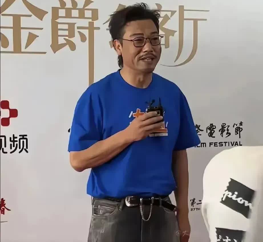 “胖的时候是贾总，瘦了像贾工”。这就是笑星贾冰减肥前后的真实写照。所以说