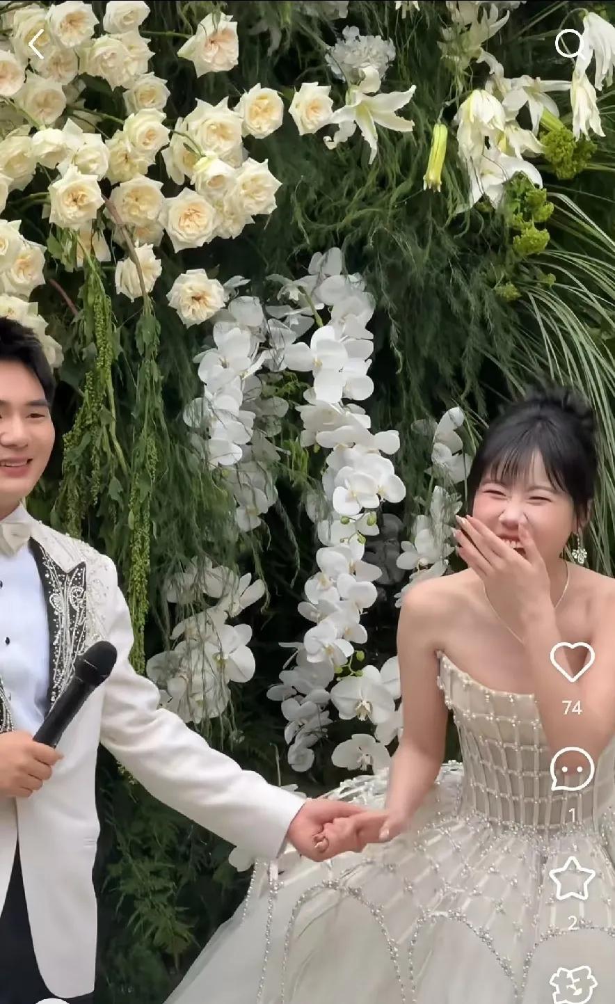 有钱人的婚礼不如网红啊！婚纱还是徐老师同款。网友:看看人家徐老师穿这件婚纱多开心