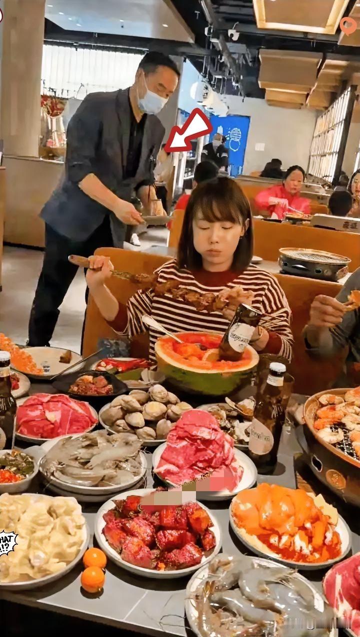 惊到我了！一对情侣正在大快朵颐吃自助餐，老板戴着口罩走过来反复看了看，表示非常吃