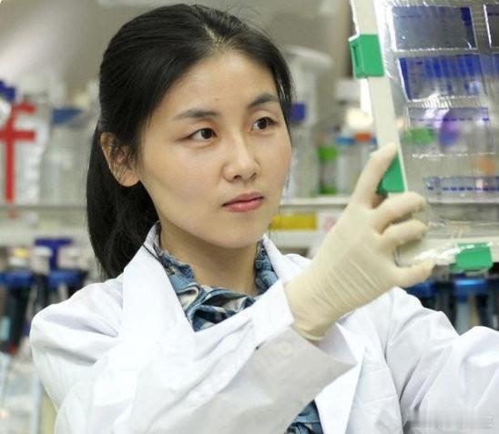 同样是天才科学家，有些人为了一张绿卡背弃了自己的祖国，也有人毅然决然地选择回来。