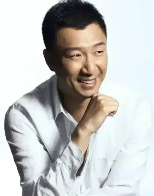 2009年，电视剧《潜伏》开拍，沈傲君饰演的左蓝和孙红雷饰演的余则成有一段吻戏，