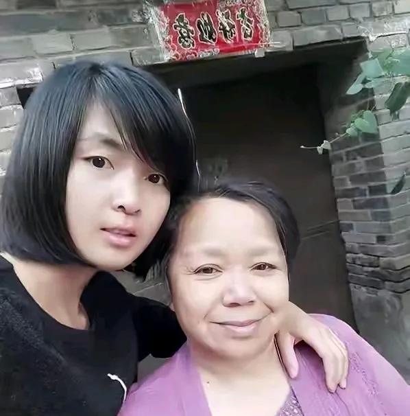 1996年，山西1女孩，5岁时父亲车祸去世，母亲无力抚养5个孩子，含泪把她送人，