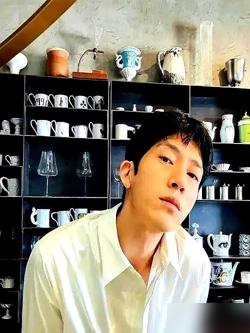 井柏然剪个短发全网夸敬业，孙千把头发接回去就被骂戏多，真看笑了。《早春晴朗》大结局，俩人同台告别角色