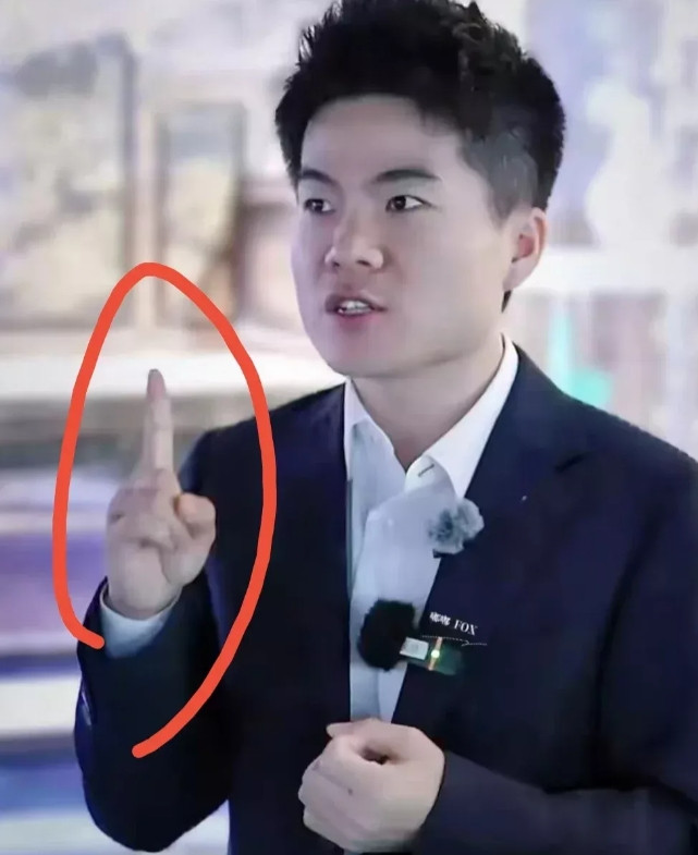 果然，关健时刻还得看董宇辉，他停播了，不是出事了，也不是没东西卖，原因是马
