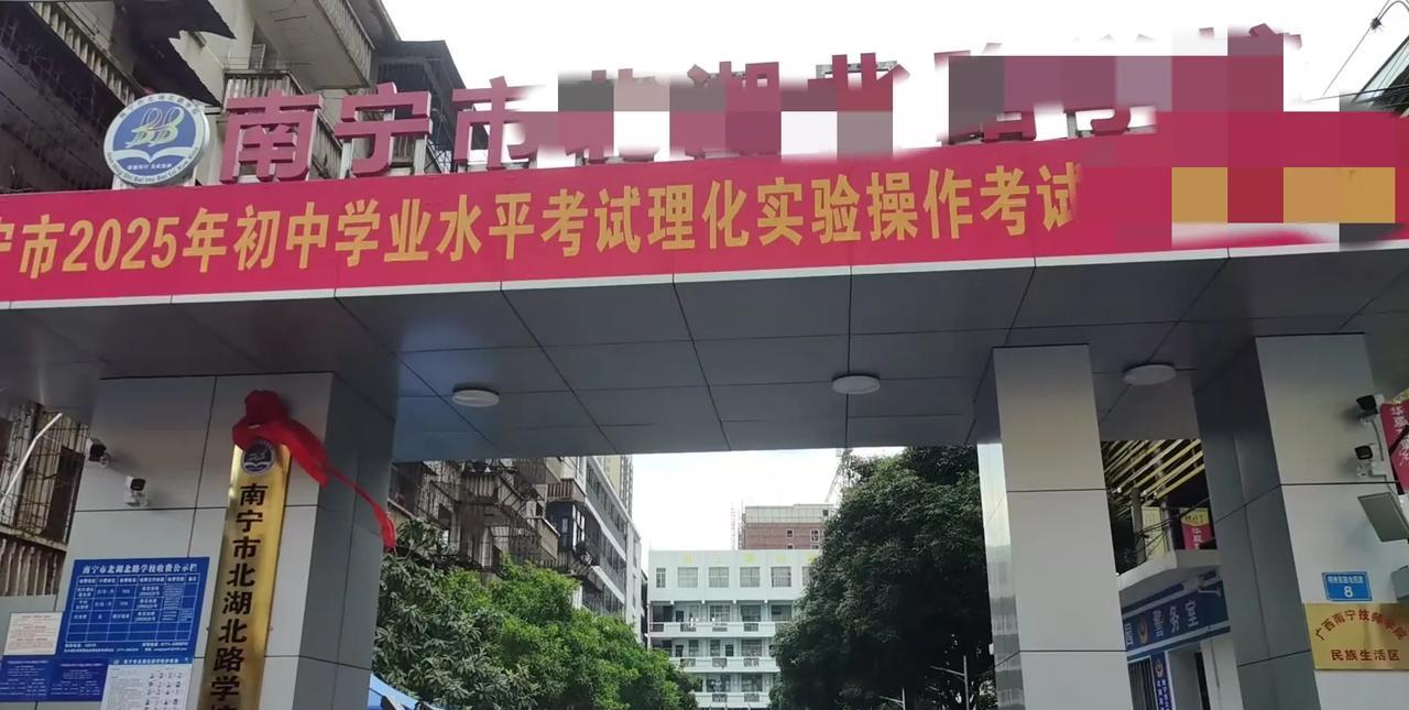 发现我女学校的校长脑子有毛病，说的话都不过脑子今天初三学生开学，校长在晨会上明