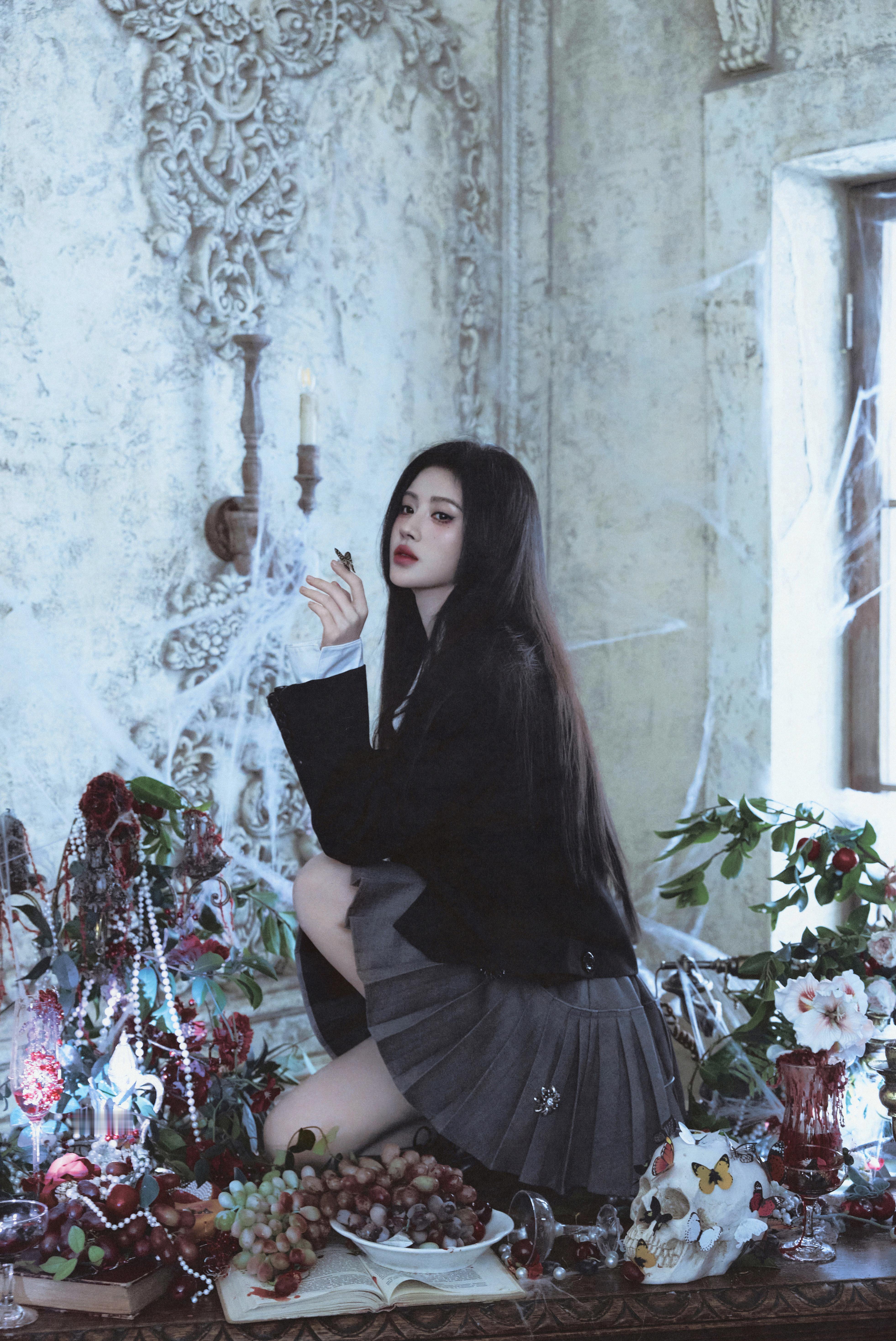 鞠婧祎今日份轻暗黑学姐风格营业大片🈶身着Shushutong黑色小西装搭配