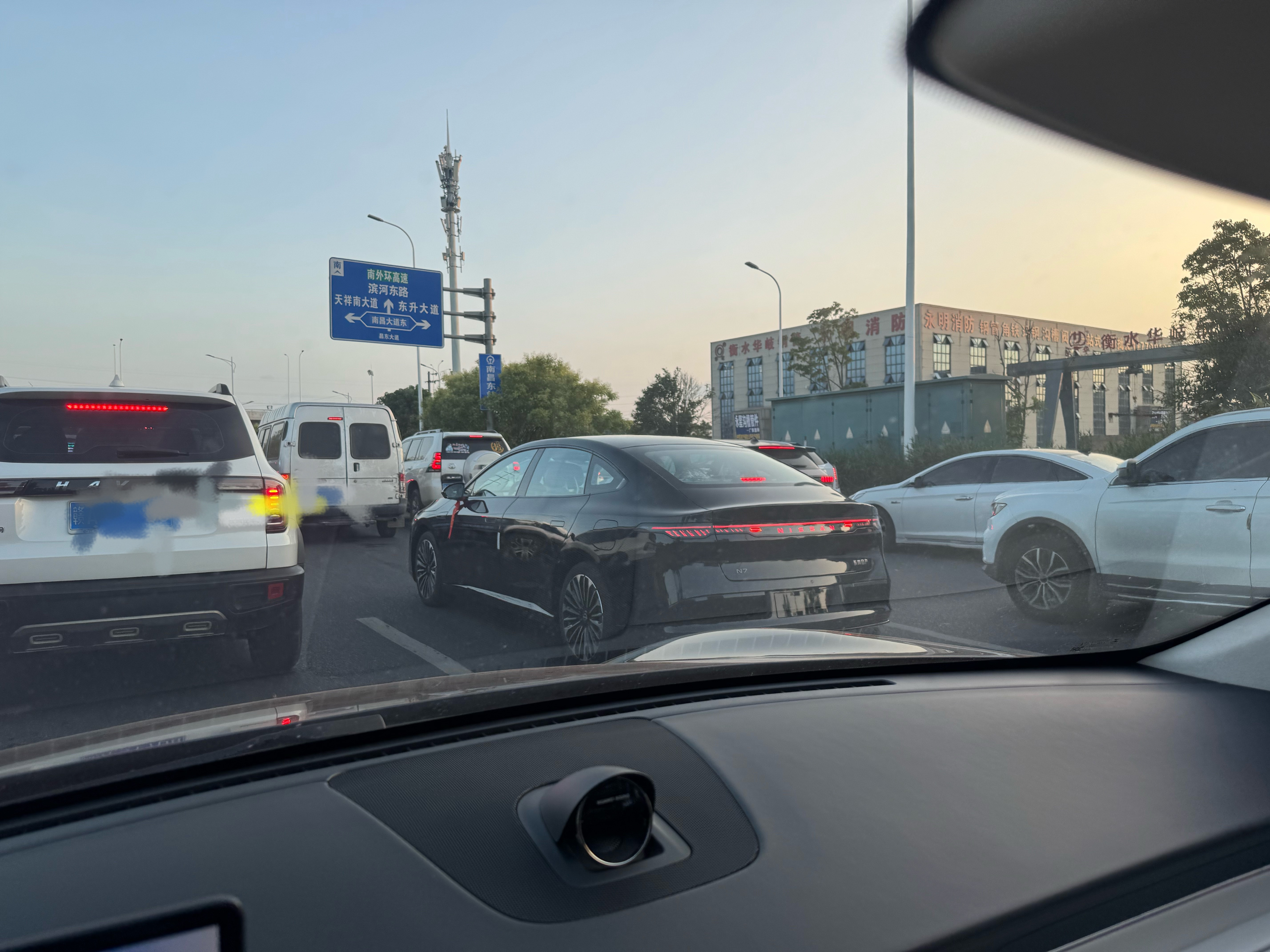 偶遇新车状态的日产·N7，黑色也不错的样子[墨镜]​​​