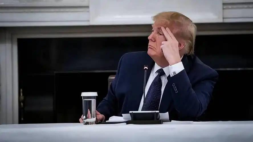 越来越多的迹象表明，如果特朗普继续下令ICE开展逮捕移民的行动，等待他的，很可能