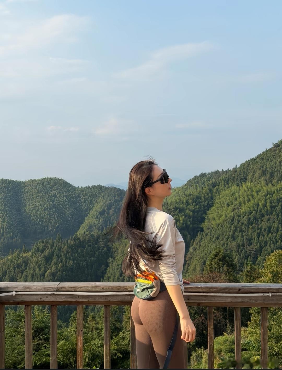 一大早还没天亮就跟表妹来爬山了，真的太累了​​​