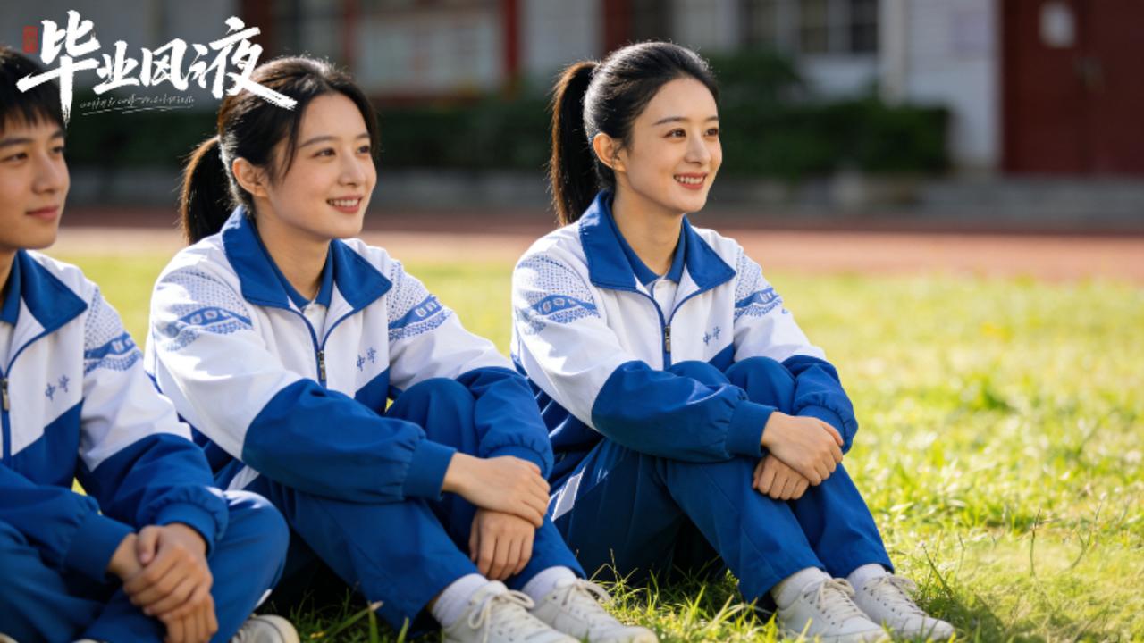 破防了！赵丽颖初中旧照曝光，扎马尾穿校服笑容青涩，同学曝暖心往事2025年