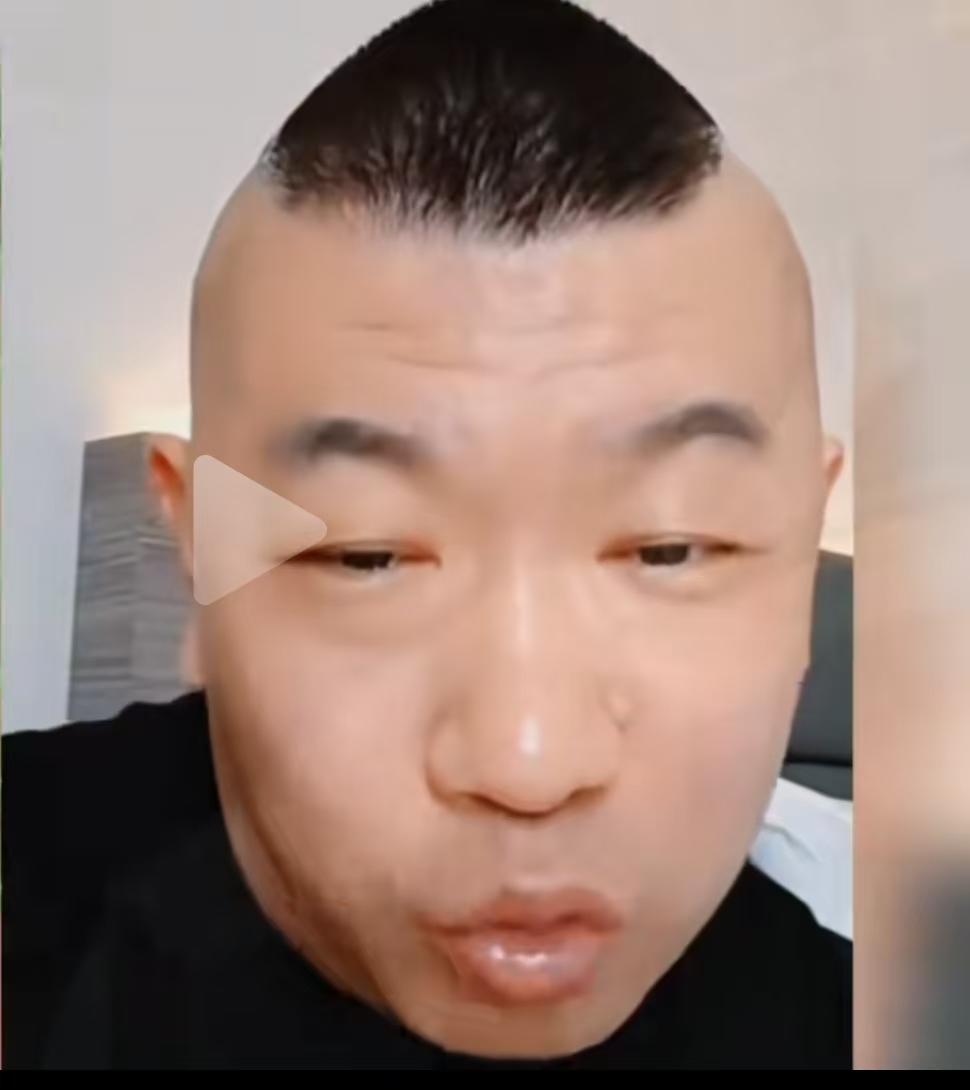 高鹤彩说，德云社的他这帮师兄弟们，应该有99%的人见了曹云金不会搭理他，保不齐也