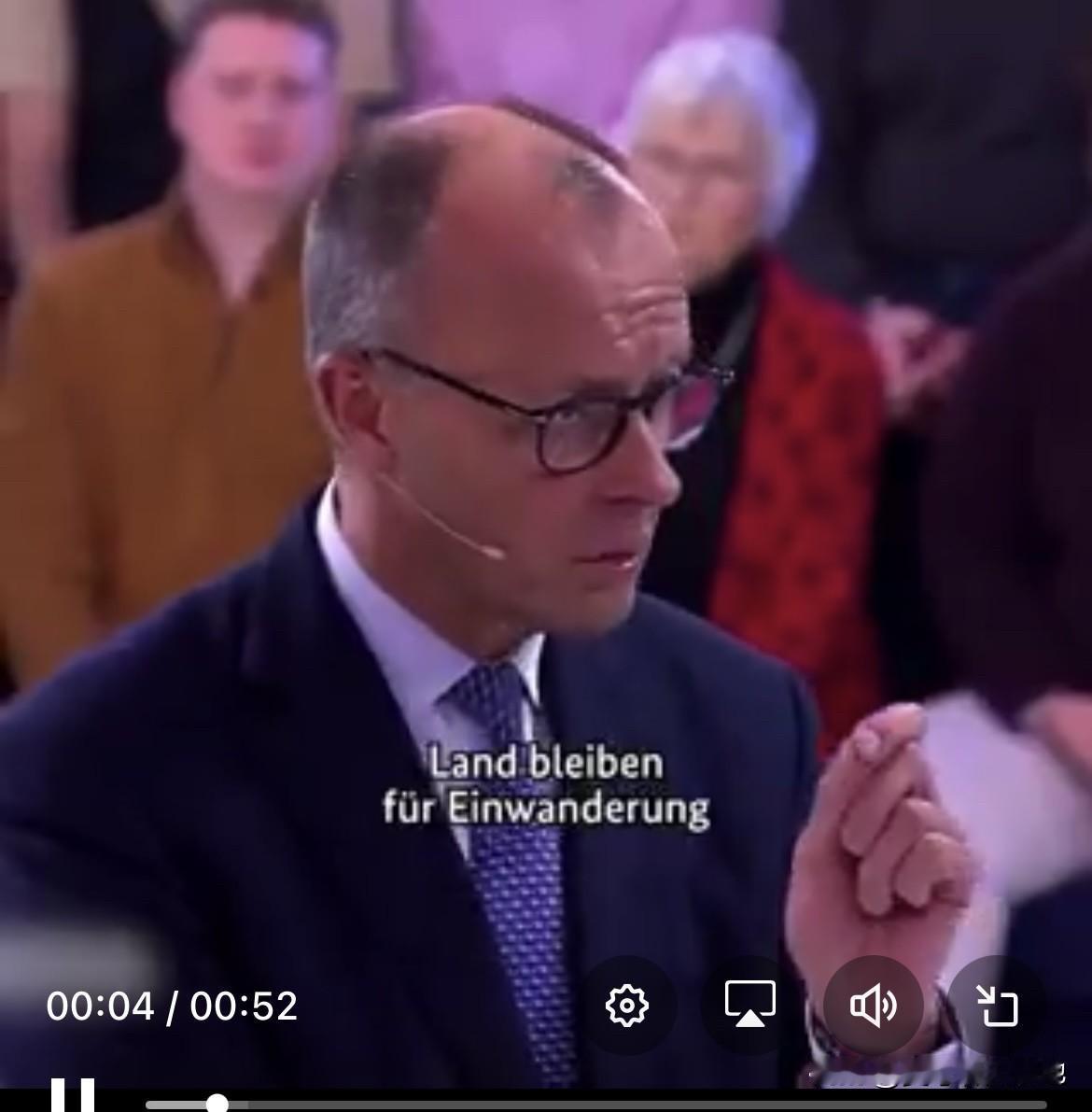 德国总理莫兹昨天在社交平台上发文，他写道：“德国必须继续对那些想在这里工作和融入