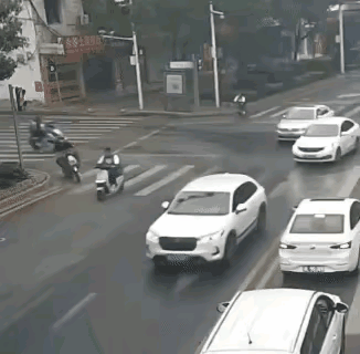 哇！这骑车水平太高了！视频中，一条马路的四岔路口，直行车辆有条不紊的朝方行驶，