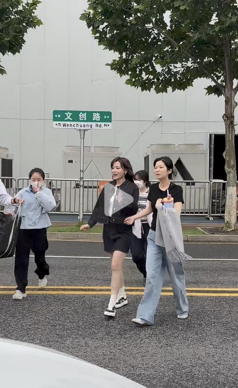 5月20日，叶一茜浪姐上班，路人镜头下身材不怎么样，个子矮腿短，但挺热心的，自己
