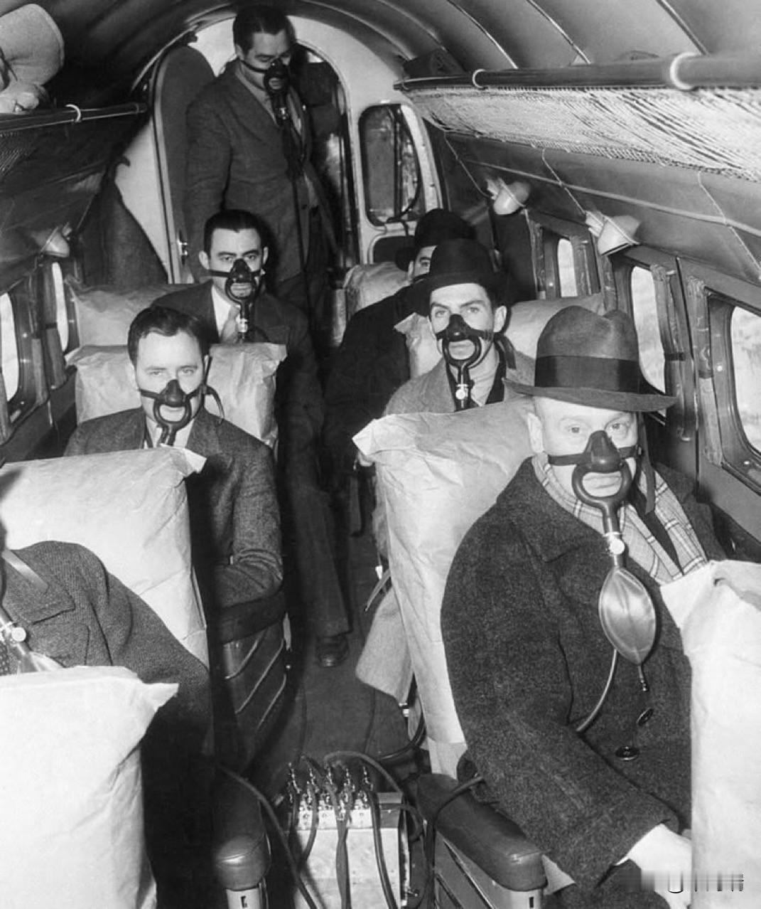 这张摄于1939年的照片展现了客舱尚未增压的时期，乘客们登机或就座于飞机上的情景