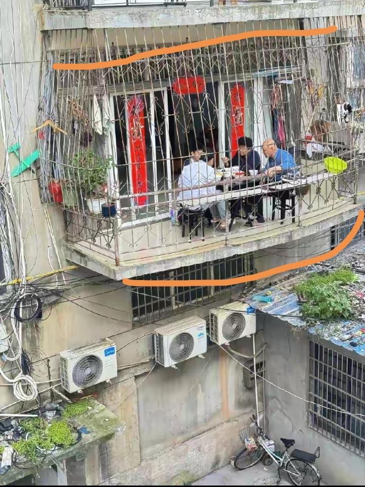 突然发现对面这家人经常在阳台吃饭！这个房子看起来已经有些年份了，阳台看上去已经有