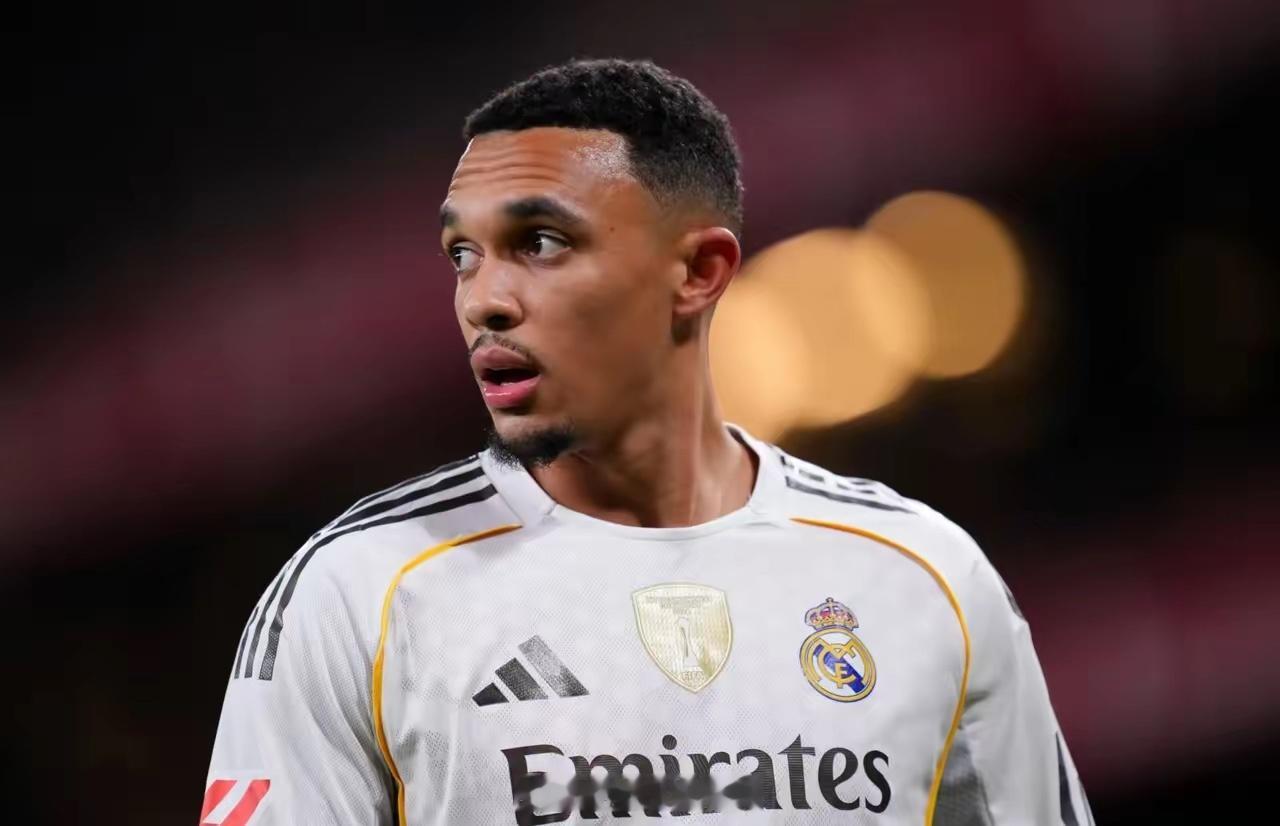 据《镜报》报道，皇马新帅阿韦洛亚与阿诺德进行了一次坦率的谈话。阿韦洛亚对阿诺德明