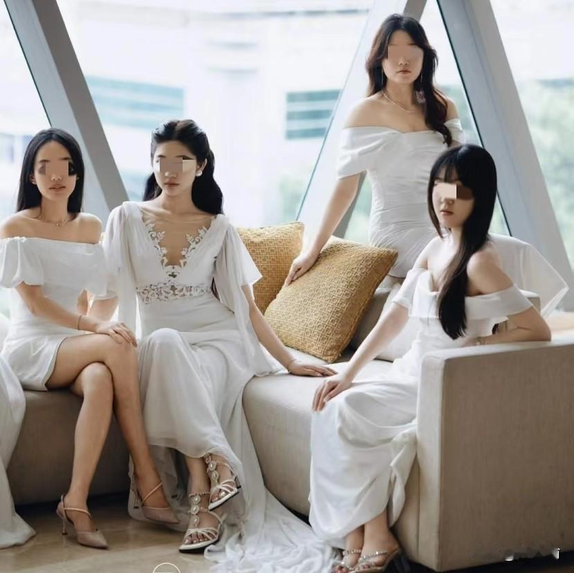 陕西，女子办婚礼，喊了好朋友来当伴娘，结果伴娘站在沙发上拍照时摔下来骨折了，于是