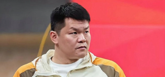 朱芳雨离任是一个非常突发的事件，是突然爆发的矛盾，这跟杜锋的下课是完全不一样的逻