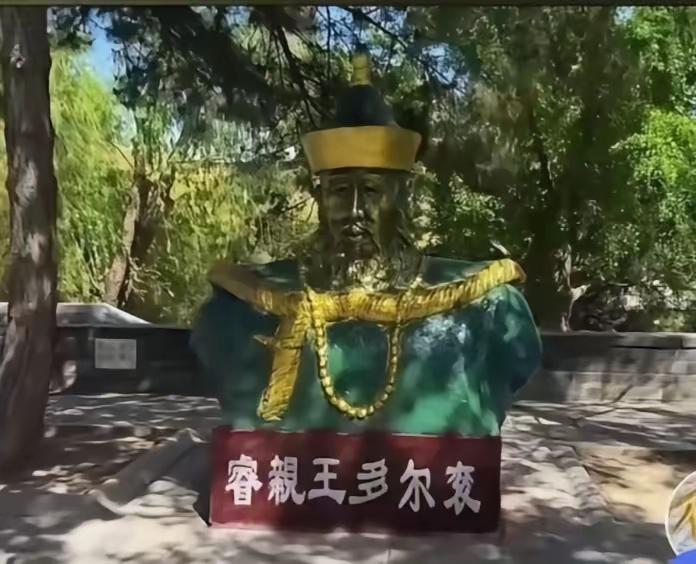 多尔衮的雕像被拆除了，多尔衮终于滚了。鲁迅曾写过《论雷峰塔的倒掉》，今天拆除多尔