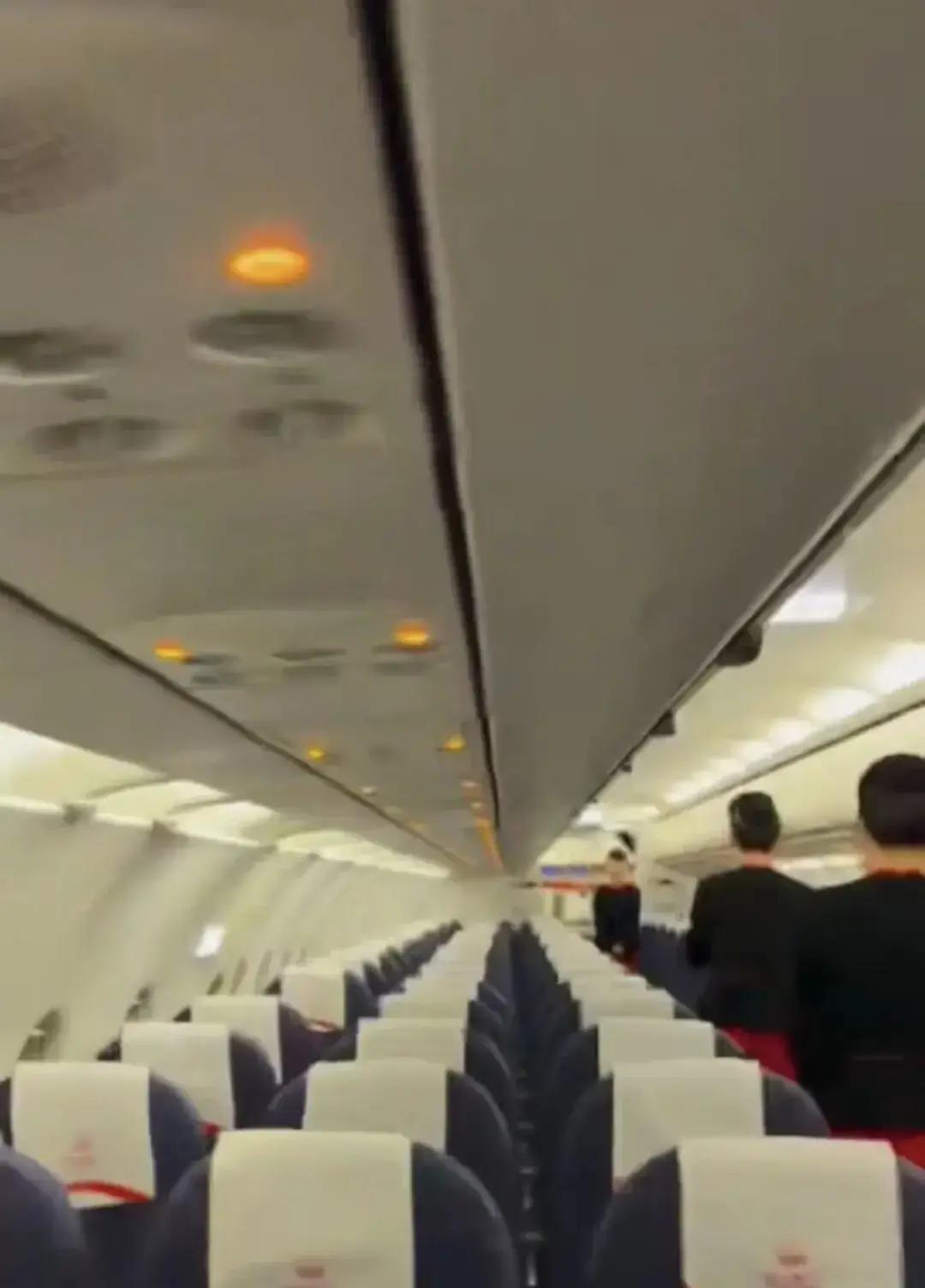 2月1日晚，四川航空3U6676航班从九寨黄龙机场飞成都天府，一名游客花200元